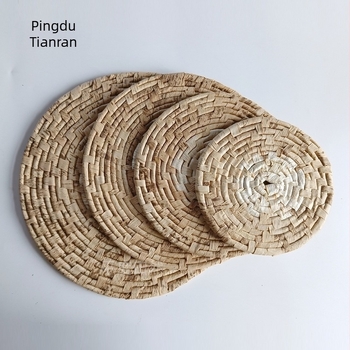 Set rotund de suporturi pentru farfurii, țesute din frunze de bambus și coji de porumb; suporturi izolante groase pentru cești; suporturi pentru ceainic și oale, împletite din paie.