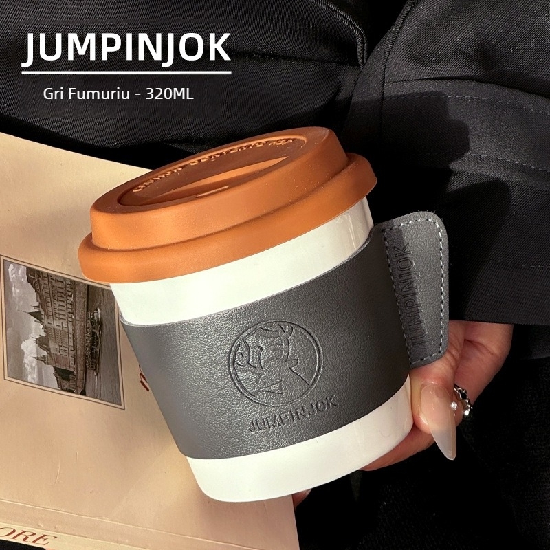 Cană ceramică pentru cafea cu capac și manșon din piele, design minimalist modern, personalizare pentru cadouri corporative
