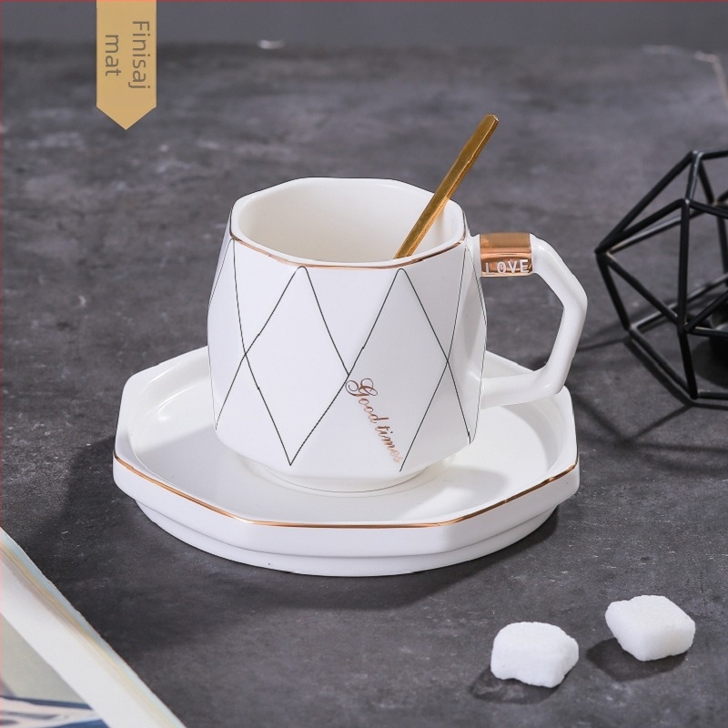 Set ceramic creativ pentru cafea: ceașcă, farfurioară, tavă cu margine aurie și lingură.