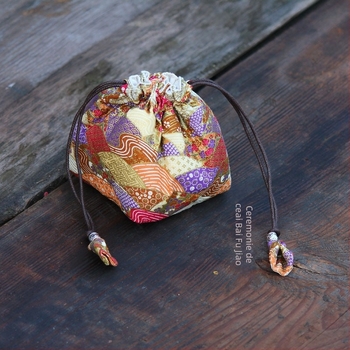 Sac de depozitare pentru set de ceai din material textil gros, bleumarin, pentru ceașcă ceramică și ceainic, închidere cu șnur, portabil.