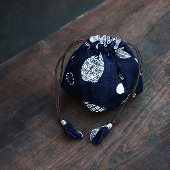 Sac de depozitare pentru set de ceai din material textil gros, bleumarin, pentru ceașcă ceramică și ceainic, închidere cu șnur, portabil.