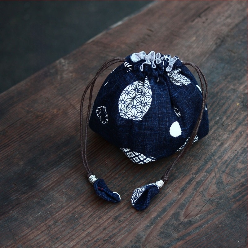 Sac de depozitare pentru set de ceai din material textil gros, bleumarin, pentru ceașcă ceramică și ceainic, închidere cu șnur, portabil.