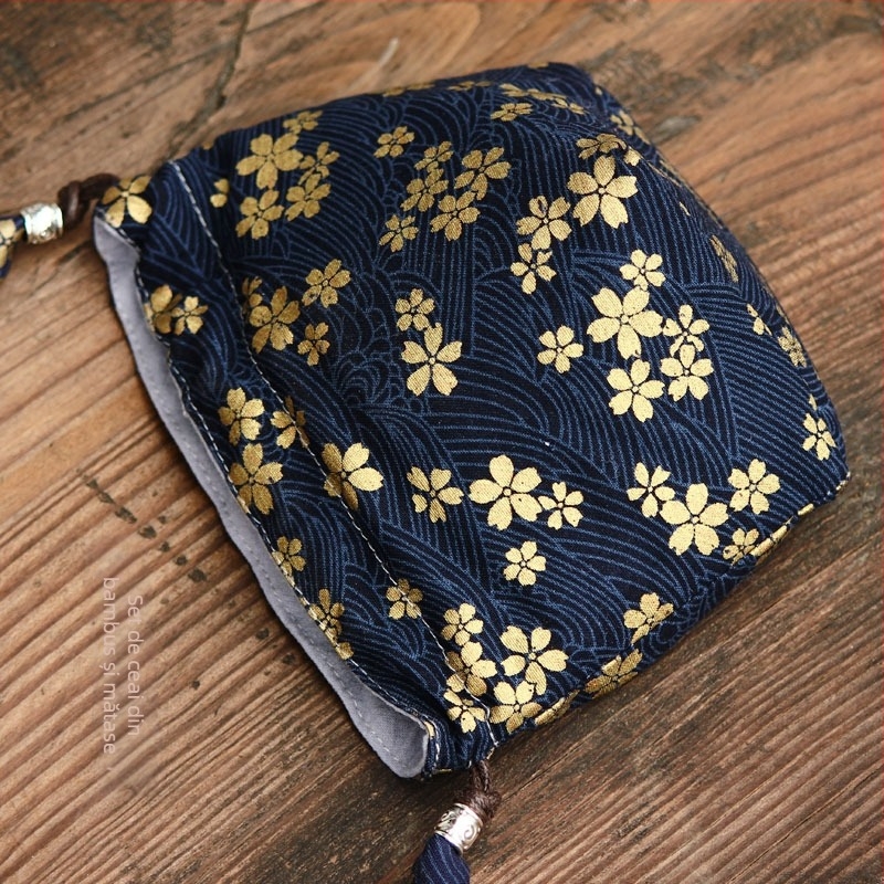 Sac de depozitare pentru set de ceai din material textil gros, bleumarin, pentru ceașcă ceramică și ceainic, închidere cu șnur, portabil.