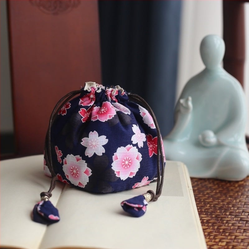 Sac de depozitare pentru set de ceai din material textil gros, bleumarin, pentru ceașcă ceramică și ceainic, închidere cu șnur, portabil.