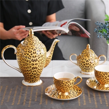 Set cafea din porțelan de oase cu imprimeu leopard: cană cu farfurie, ceainic, linguriță, zaharniță, cană de lapte, farfurie, suport de masă, cuțit, furculiță, cenușar