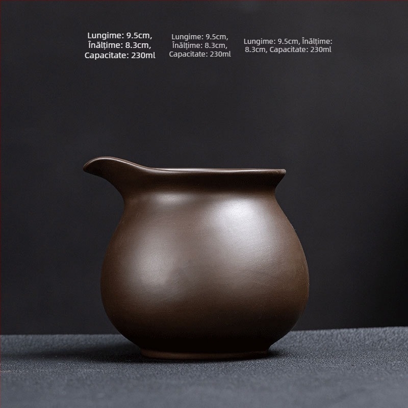 Set de ceai din ceramică, format din trei piese: cană cu filtru integrat, filtru pentru ceai și farfurie.