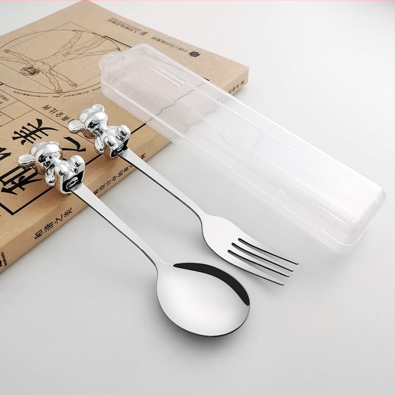 Set de tacâmuri din oțel inoxidabil cu lingură și furculiță și cutie de depozitare, design urs de desene animate, portabil pentru elevi.