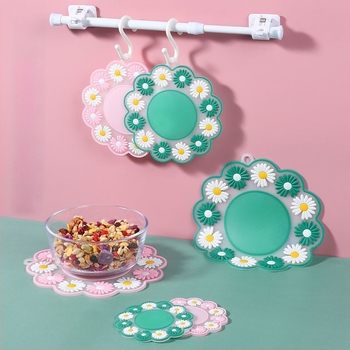 Plăcuță circulară izolantă termică, cu model floral, antiderapant, rezistentă la temperaturi înalte; pentru farfurii, boluri, căni și oale; PVC, grosime extra