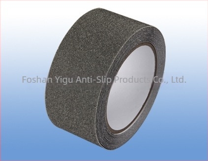Bandă autoadezivă PVC mată, anti-alunecare pentru scări; rezistentă la apă și uzură; grosime 0,7 mm; lățimi 2,5/5/10 cm; lungimi 5–25 m.