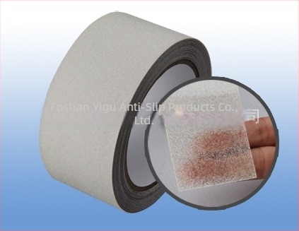 Bandă autoadezivă PVC mată, anti-alunecare pentru scări; rezistentă la apă și uzură; grosime 0,7 mm; lățimi 2,5/5/10 cm; lungimi 5–25 m.
