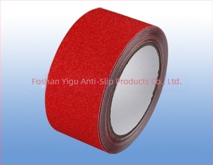 Bandă autoadezivă PVC mată, anti-alunecare pentru scări; rezistentă la apă și uzură; grosime 0,7 mm; lățimi 2,5/5/10 cm; lungimi 5–25 m.