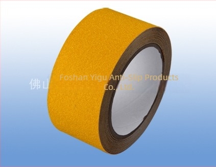 Bandă autoadezivă PVC mată, anti-alunecare pentru scări; rezistentă la apă și uzură; grosime 0,7 mm; lățimi 2,5/5/10 cm; lungimi 5–25 m.