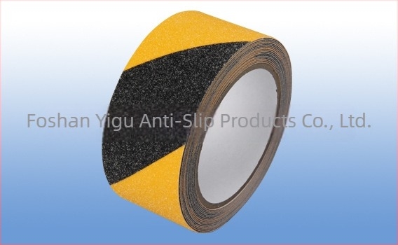 Bandă autoadezivă PVC mată, anti-alunecare pentru scări; rezistentă la apă și uzură; grosime 0,7 mm; lățimi 2,5/5/10 cm; lungimi 5–25 m.