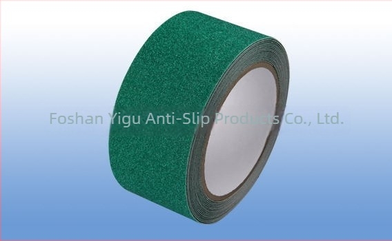 Bandă autoadezivă PVC mată, anti-alunecare pentru scări; rezistentă la apă și uzură; grosime 0,7 mm; lățimi 2,5/5/10 cm; lungimi 5–25 m.