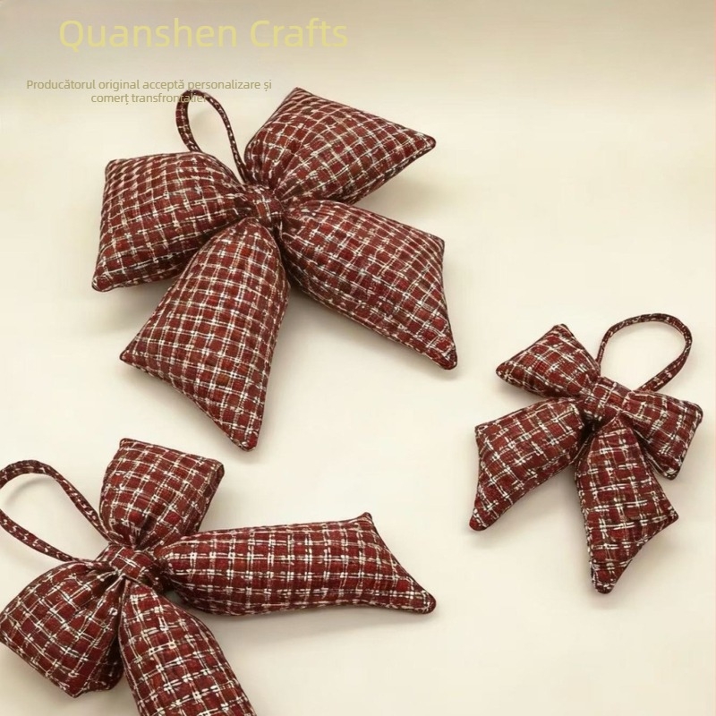 Ornament de Crăciun lucrat manual, fundă roșie în carouri, din material textil cu umplutură 3D