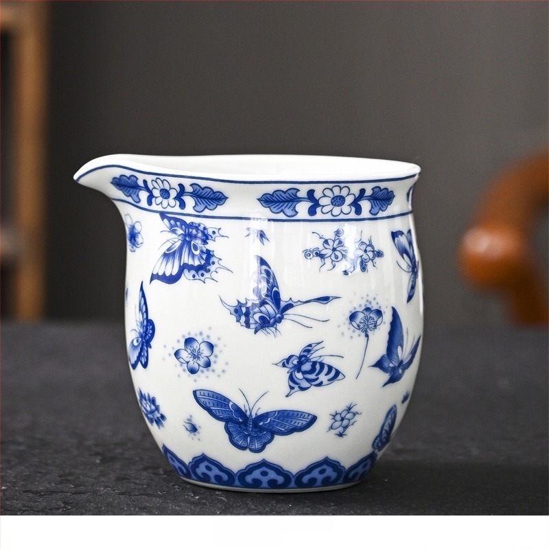 Ceașcă de porțelan albastru-alb cu tăviță pentru ceai — set ceramic vintage pentru ceremonia de ceai acasă