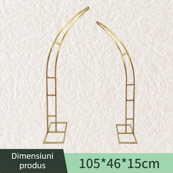 Arc de nuntă curbat din fier forjat, ornamente cu coarne și aranjament floral pentru fundal festiv