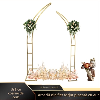 Arc de nuntă curbat din fier forjat, ornamente cu coarne și aranjament floral pentru fundal festiv