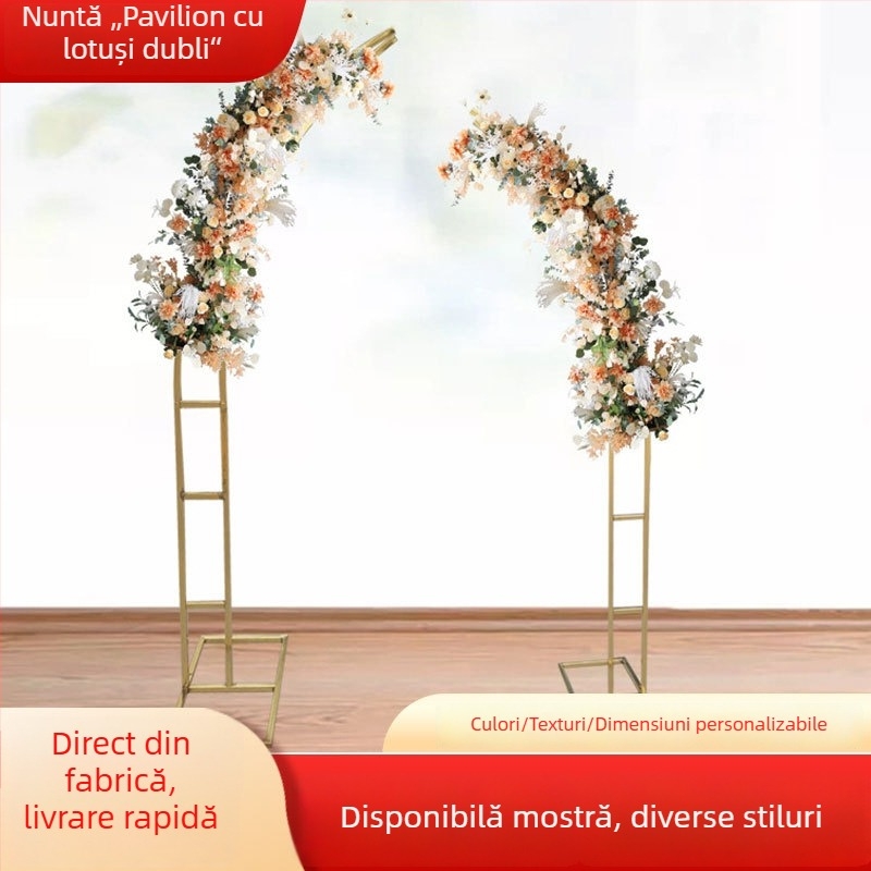 Arc de nuntă curbat din fier forjat, ornamente cu coarne și aranjament floral pentru fundal festiv