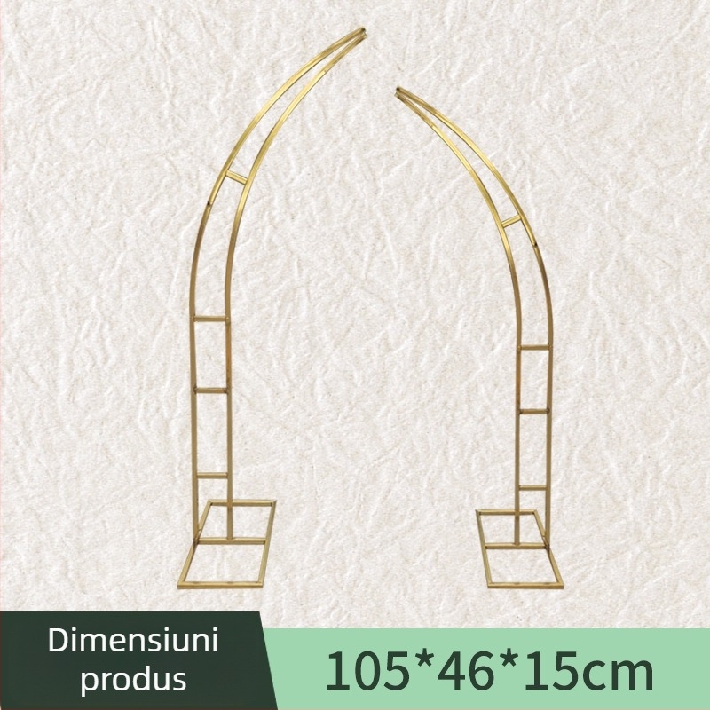 Arc de nuntă curbat din fier forjat, ornamente cu coarne și aranjament floral pentru fundal festiv