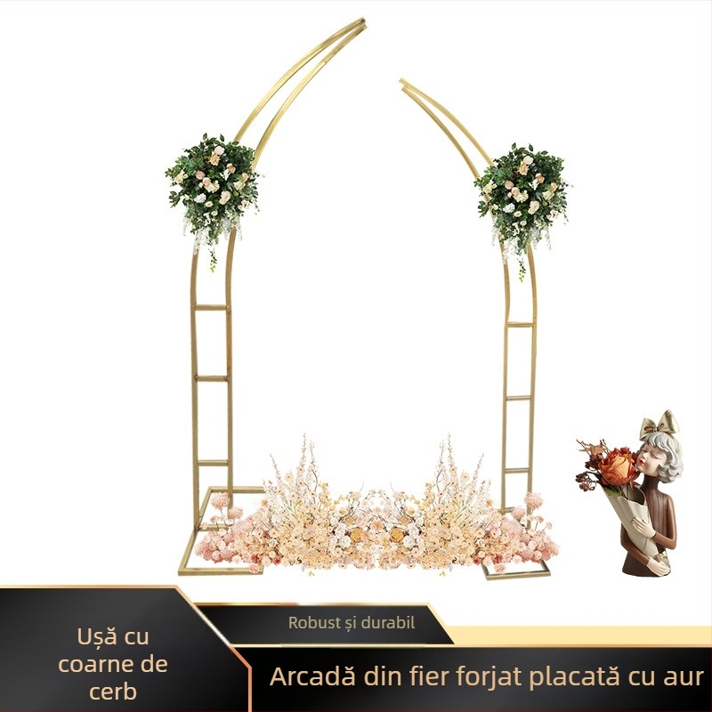 Arc de nuntă curbat din fier forjat, ornamente cu coarne și aranjament floral pentru fundal festiv