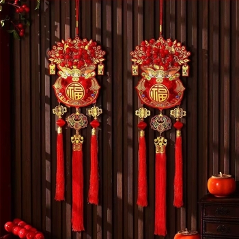 Pandantiv cu nod chinezesc și fructe roșii – decor interior pentru Anul Nou și mutarea într-un nou cămin