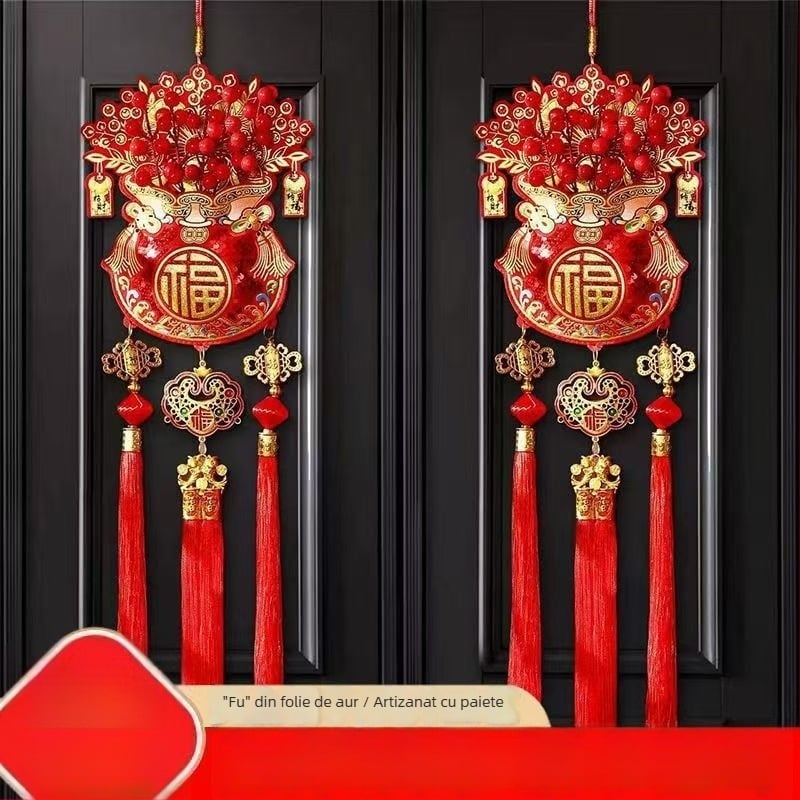 Pandantiv cu nod chinezesc și fructe roșii – decor interior pentru Anul Nou și mutarea într-un nou cămin