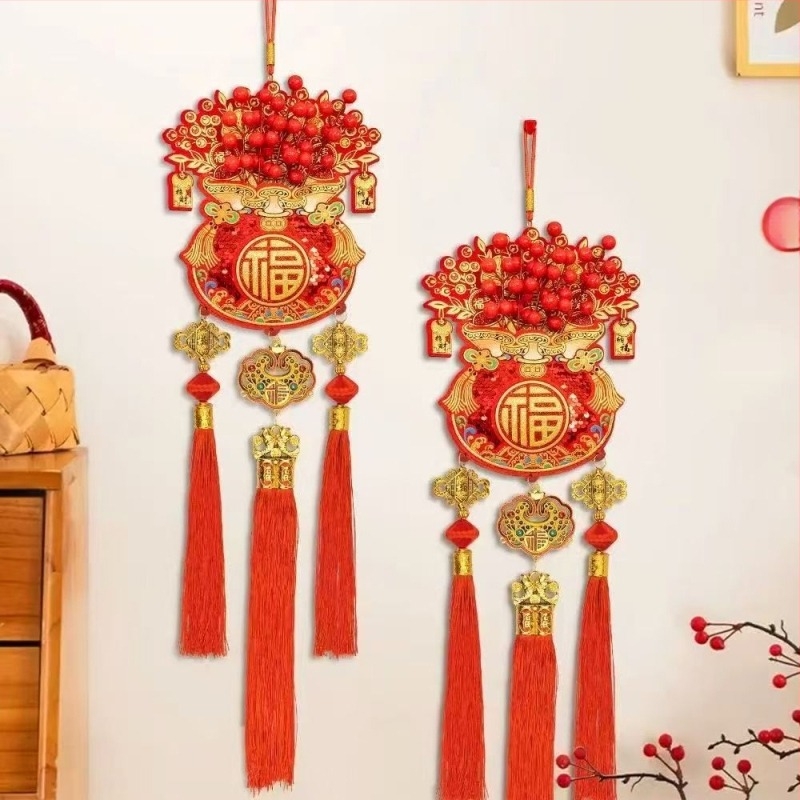 Pandantiv cu nod chinezesc și fructe roșii – decor interior pentru Anul Nou și mutarea într-un nou cămin