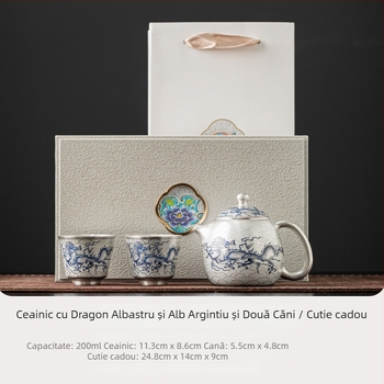 Set de ceai Kung Fu cu accente de argint placat și motive de lotus, pești și alge; ceainic și cești de argint, cești de porțelan și tavă de porțelan într-o cutie cadou premium