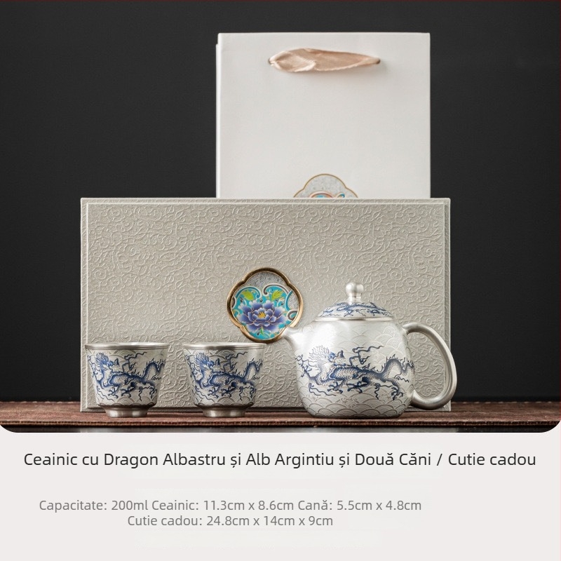 Set de ceai Kung Fu cu accente de argint placat și motive de lotus, pești și alge; ceainic și cești de argint, cești de porțelan și tavă de porțelan într-o cutie cadou premium