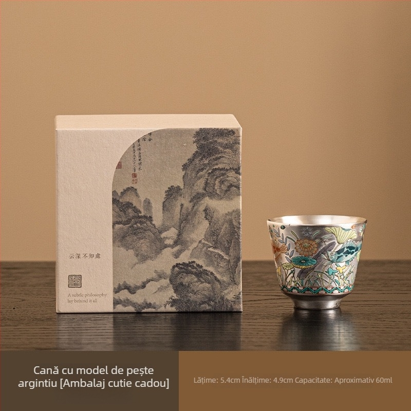 Set de ceai Kung Fu cu accente de argint placat și motive de lotus, pești și alge; ceainic și cești de argint, cești de porțelan și tavă de porțelan într-o cutie cadou premium