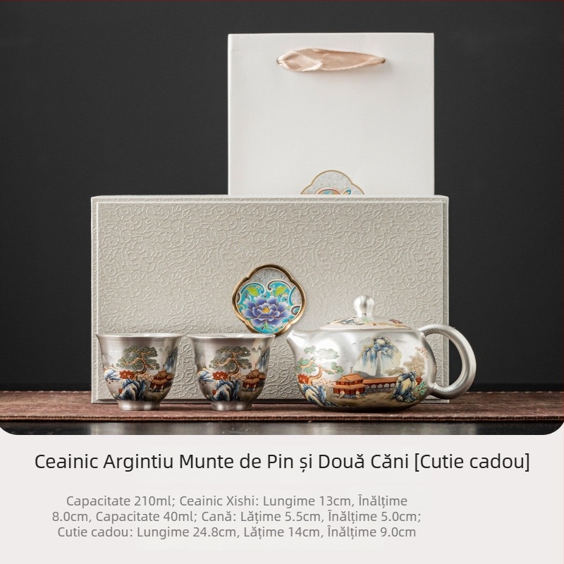 Set de ceai Kung Fu cu accente de argint placat și motive de lotus, pești și alge; ceainic și cești de argint, cești de porțelan și tavă de porțelan într-o cutie cadou premium