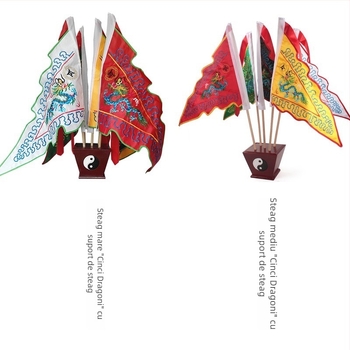 Steag decorativ pentru casă: drapel triunghiular cu dublă broderie în cinci culori (negru, alb, roșu, galben, verde), disponibil în dimensiuni mici, medii și mari.