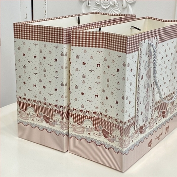 Geantă cadou din carton alb cu design cu miel și tort, durabilă și cu capacitate mare, include card de salut