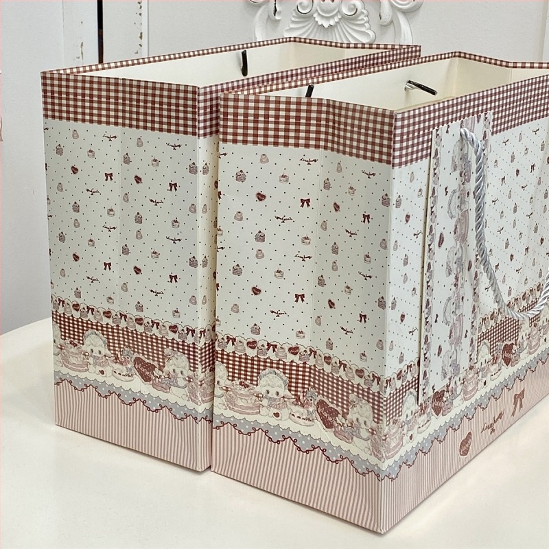 Geantă cadou din carton alb cu design cu miel și tort, durabilă și cu capacitate mare, include card de salut