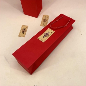 Geantă roșie de cadouri pentru țigarete, ambalaj pentru nuntă/logodnă, dimensiuni 35 × 9,5 × 9,5 cm, cu etichetă de nuntă și etichetă pentru Anul Șarpelui