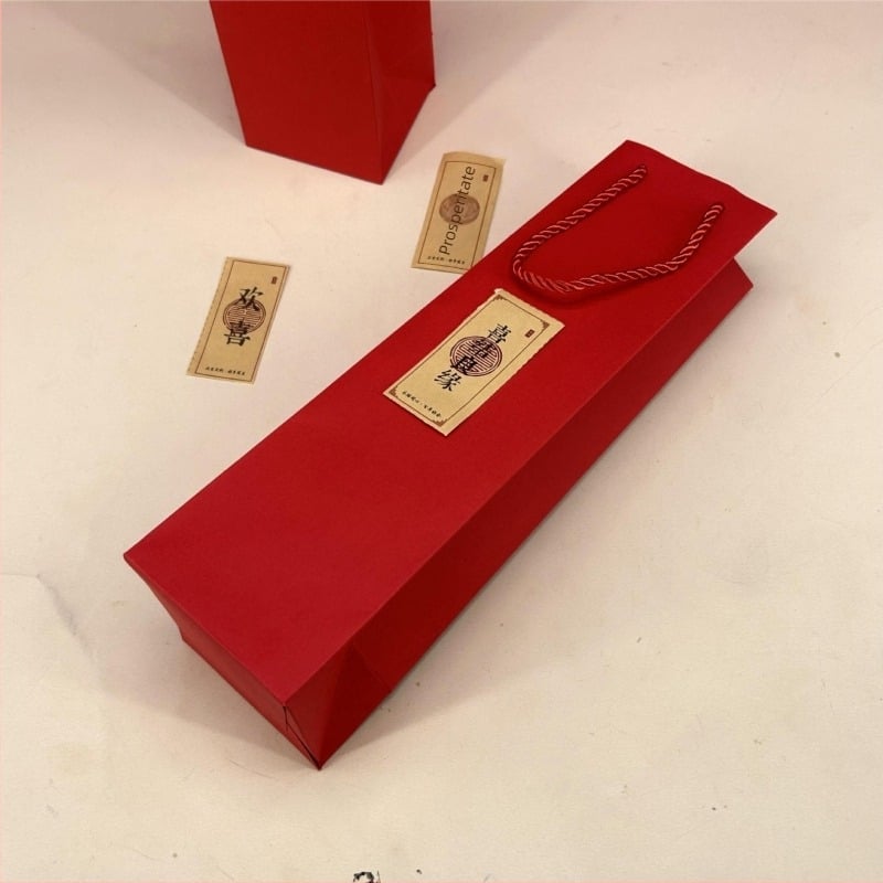 Geantă roșie de cadouri pentru țigarete, ambalaj pentru nuntă/logodnă, dimensiuni 35 × 9,5 × 9,5 cm, cu etichetă de nuntă și etichetă pentru Anul Șarpelui