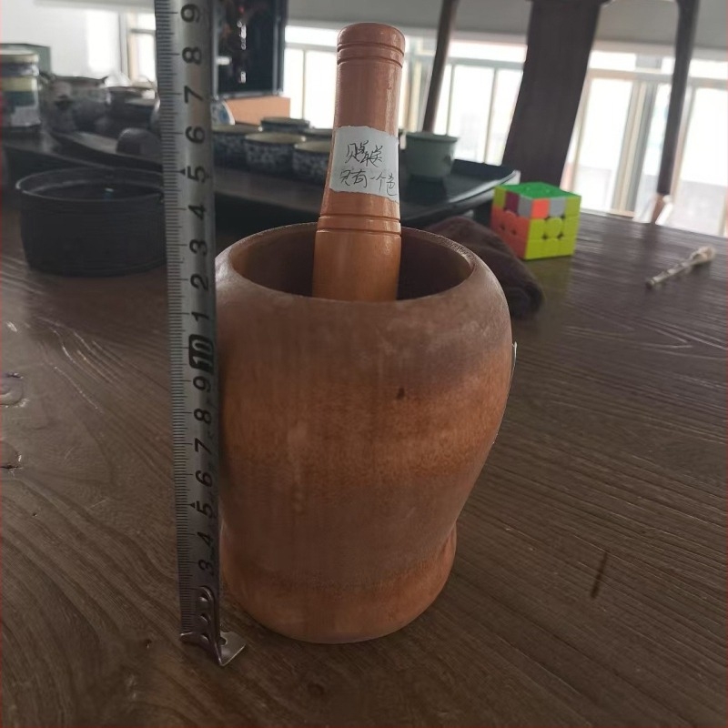 Moară de usturoi din lemn pentru uz casnic, design clasic, dispozitiv multifuncțional pentru usturoi și plante aromatice: presă de usturoi, zdrobitor, râșniță și curățător de usturoi.