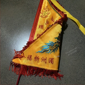 Set de steaguri de binecuvântare de la Templul Mazu, Insula Meizhou: drapele cu dragoni, bețișoare de tămâie, steag de ordine ținut în mână, steaguri colorate brodate pe ambele fețe și steaguri triunghiulare