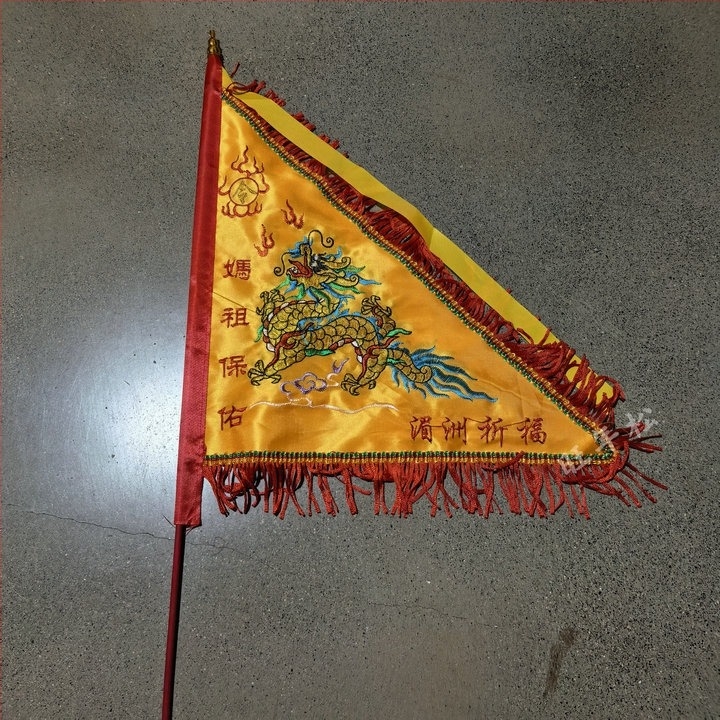 Set de steaguri de binecuvântare de la Templul Mazu, Insula Meizhou: drapele cu dragoni, bețișoare de tămâie, steag de ordine ținut în mână, steaguri colorate brodate pe ambele fețe și steaguri triunghiulare