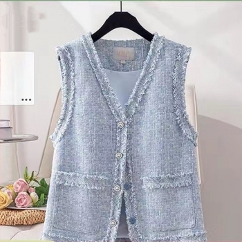 Vestă fără mâneci, decolteu în V, primăvara 2025, inspirată de Chanel, cu nasturi pe un rând.
