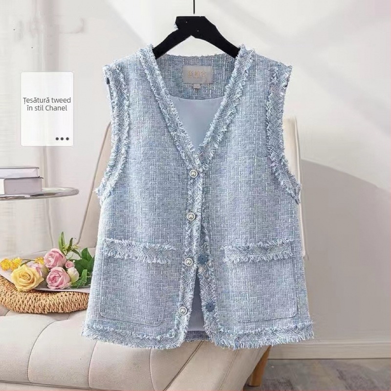 Vestă fără mâneci, decolteu în V, primăvara 2025, inspirată de Chanel, cu nasturi pe un rând.