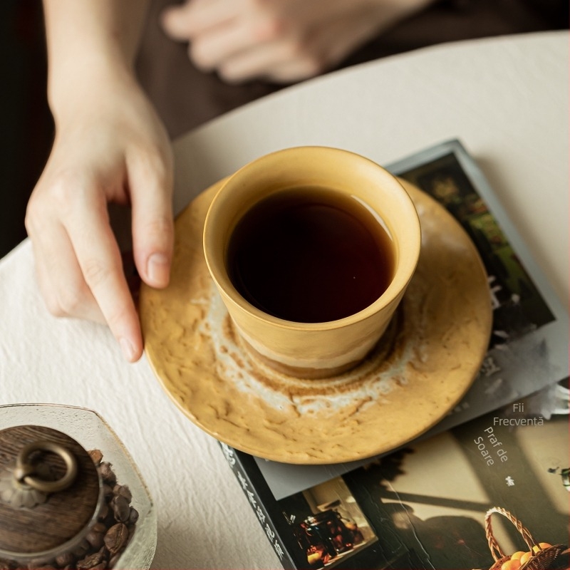 Set de cești de cafea cu farfurioară în stil retro, ceașcă din ceramică pentru latte art creativ, cană elegantă pentru uz casnic.