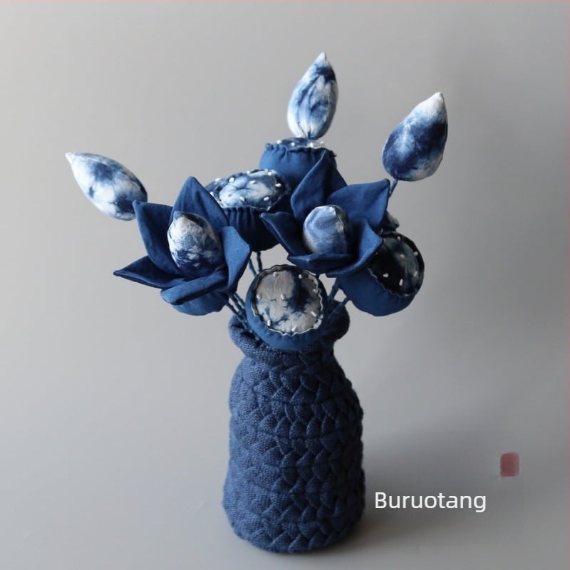 Bumingtang aranjament floral din textile, lucrat manual, cu lotus albastru vopsit și poduri de lotus pentru decor casnic