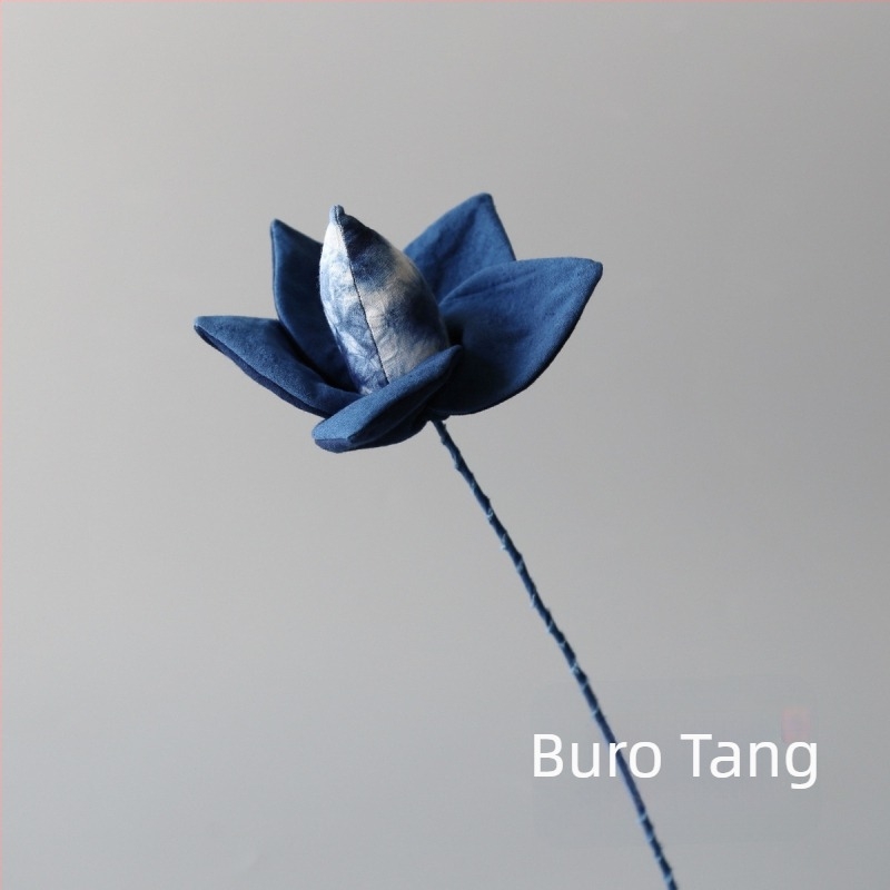 Bumingtang aranjament floral din textile, lucrat manual, cu lotus albastru vopsit și poduri de lotus pentru decor casnic