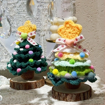Brad croșetat din lână, decor de Crăciun pentru masă — ornament mini pentru scenă (2025)