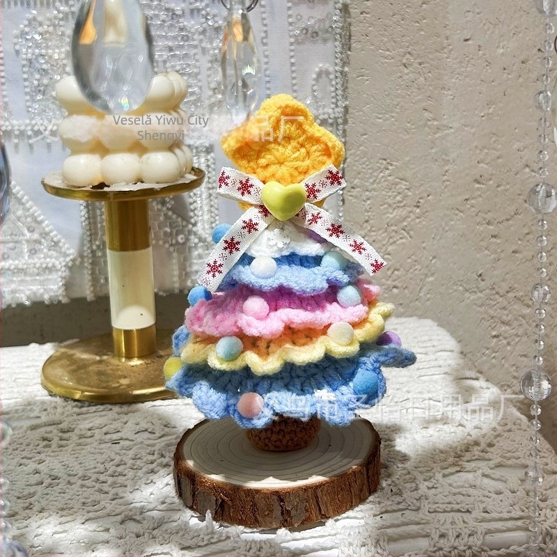 Brad croșetat din lână, decor de Crăciun pentru masă — ornament mini pentru scenă (2025)
