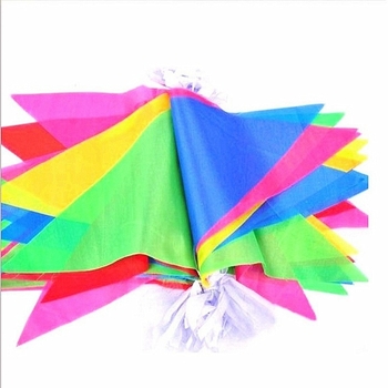 Flaguri triunghiulare colorate, pe sârmă groasă de nylon, pentru decor exterior; ideale pentru deschideri, sărbători și nunți.
