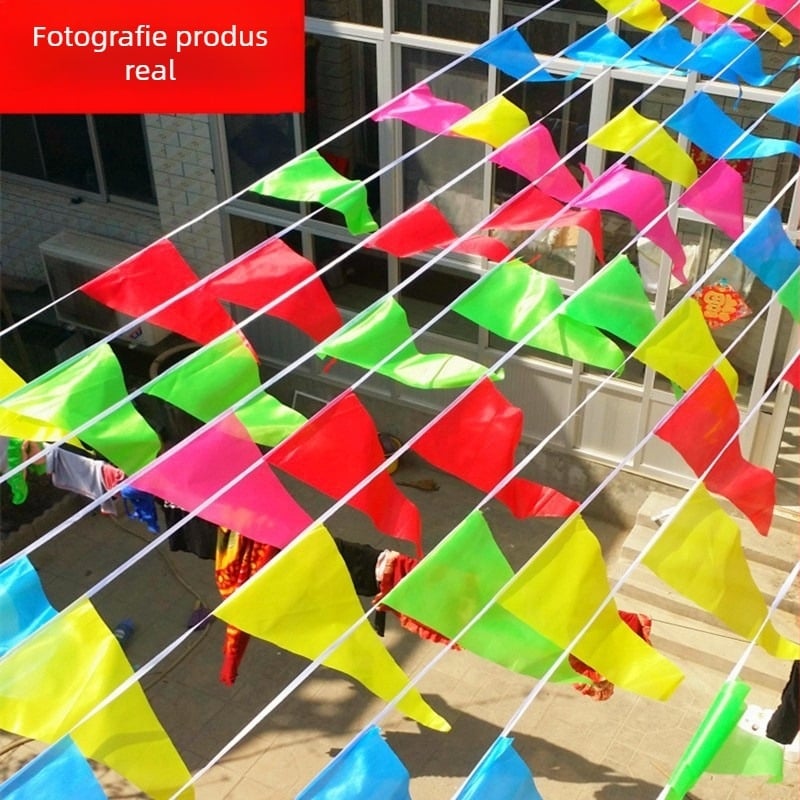 Flaguri triunghiulare colorate, pe sârmă groasă de nylon, pentru decor exterior; ideale pentru deschideri, sărbători și nunți.