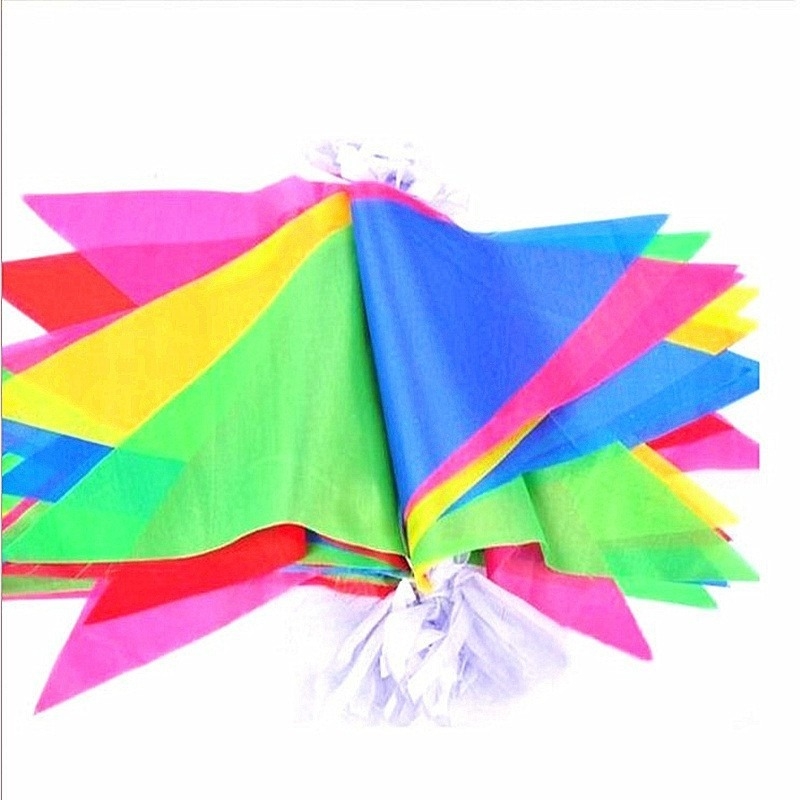 Flaguri triunghiulare colorate, pe sârmă groasă de nylon, pentru decor exterior; ideale pentru deschideri, sărbători și nunți.